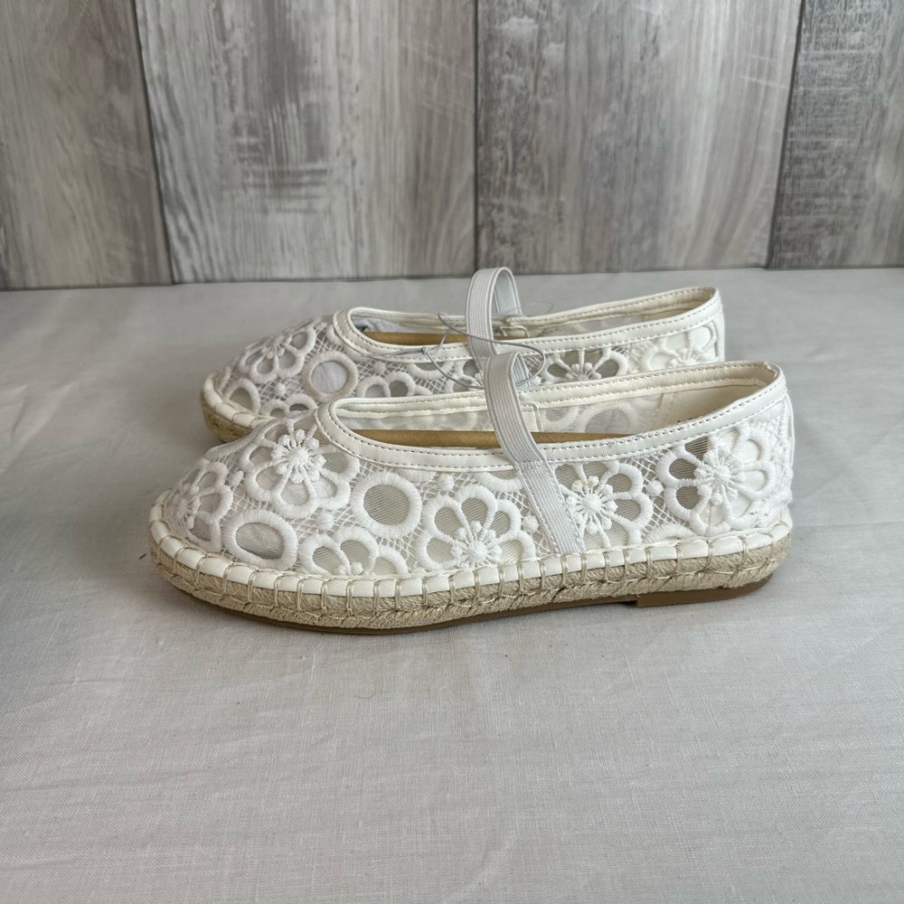 Elegant White Floral Lace Flats -7